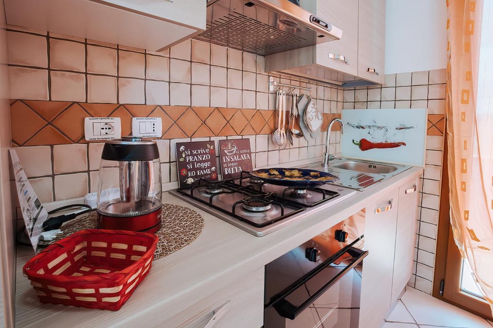 Coffee/tea facilities, Kitchen or kitchenette, stove