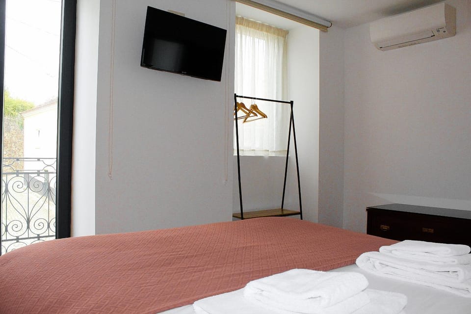 Bed, TV and multimedia, Photo of the whole room, Bedroom, wardrobe, air conditioner