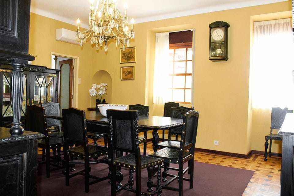 Living room, Seating area, Dining area, air conditioner