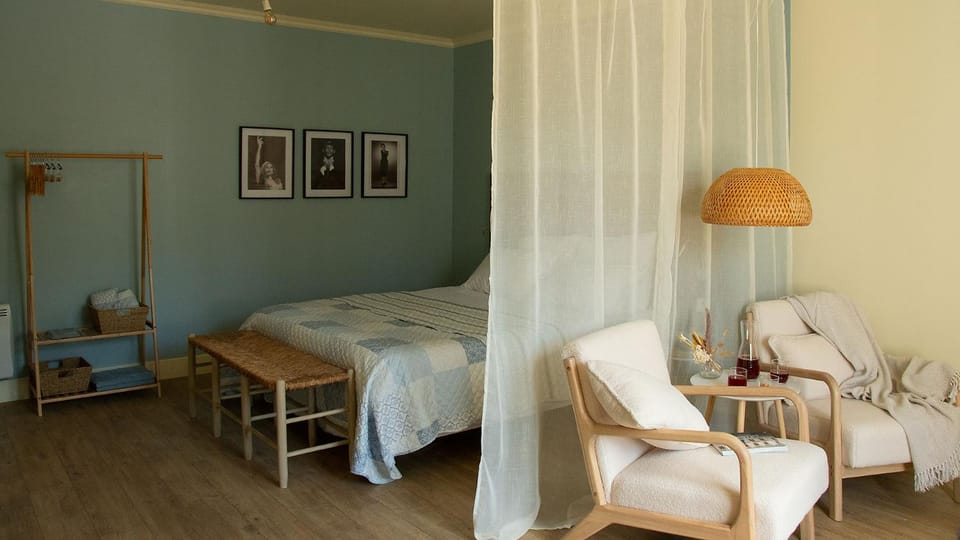 Bed, Photo of the whole room, Seating area, Bedroom