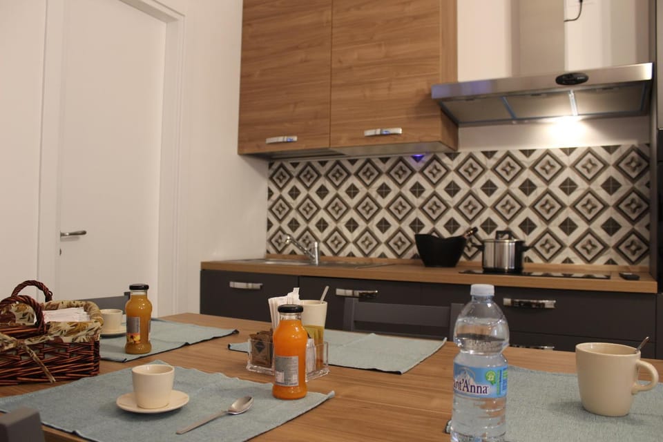Coffee/tea facilities, Kitchen or kitchenette, Dining area, Breakfast