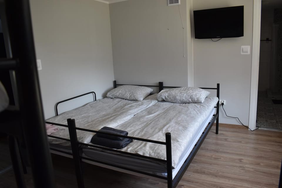 Bed, Bedroom, towels