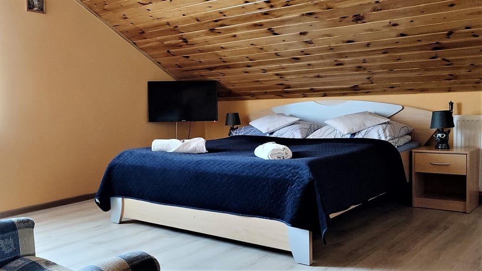 Bed, TV and multimedia, Photo of the whole room, Bedroom, towels