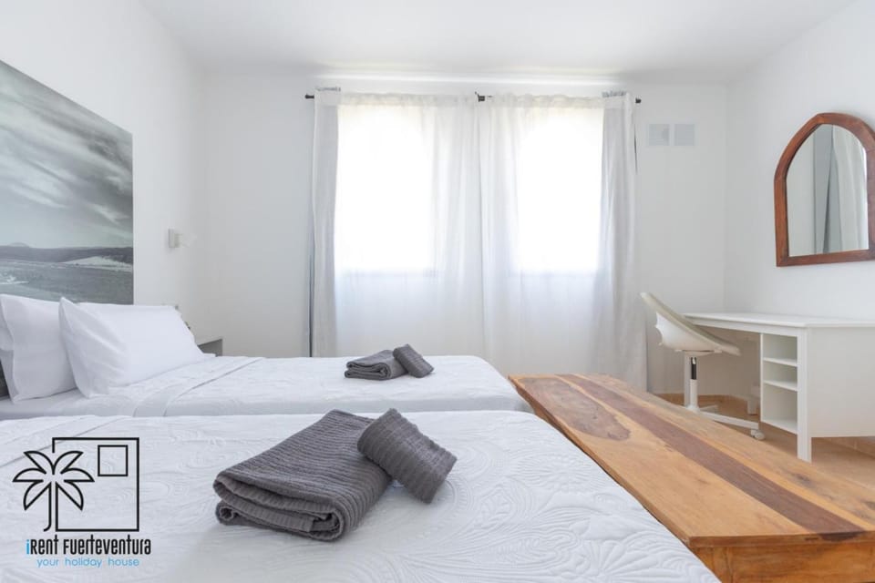 Bed, Photo of the whole room, Seating area, Bedroom, internet, towels