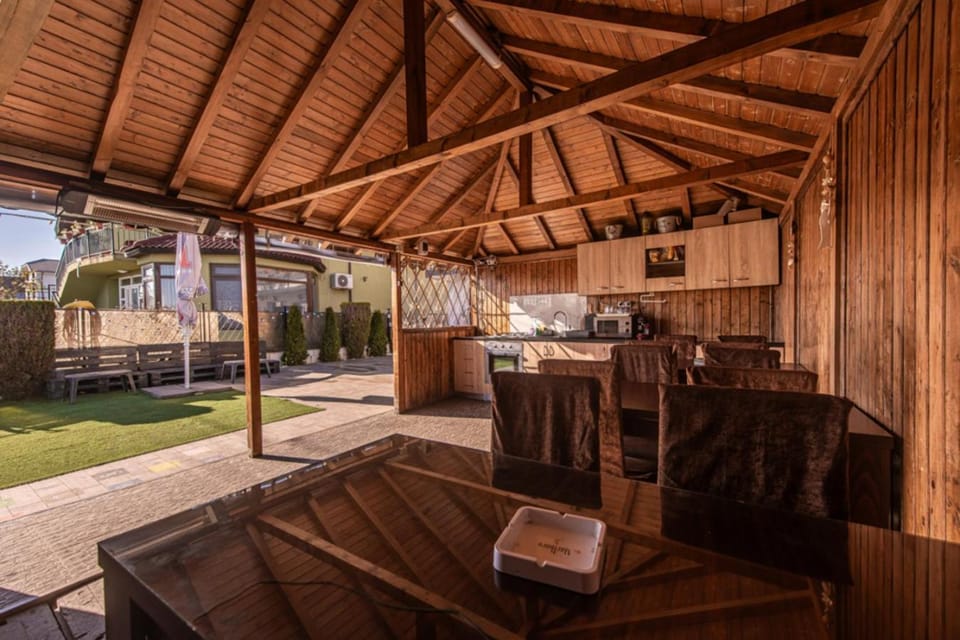 BBQ facilities, Kitchen or kitchenette