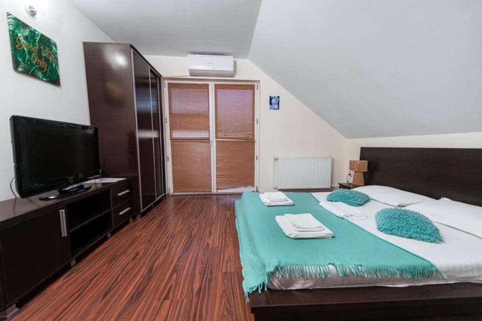 Communal lounge/ TV room, Bed, TV and multimedia, Photo of the whole room, Evening entertainment, Bedroom, towels, wardrobe, air conditioner