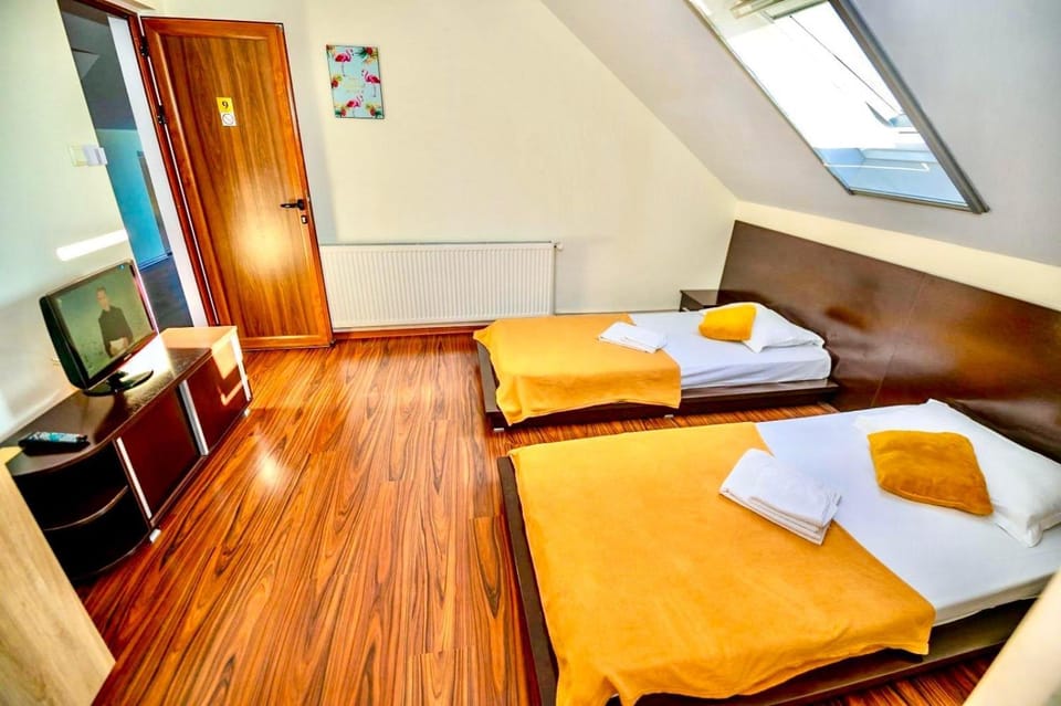 Bed, TV and multimedia, Living room, Photo of the whole room, Seating area, Bedroom, towels, wardrobe