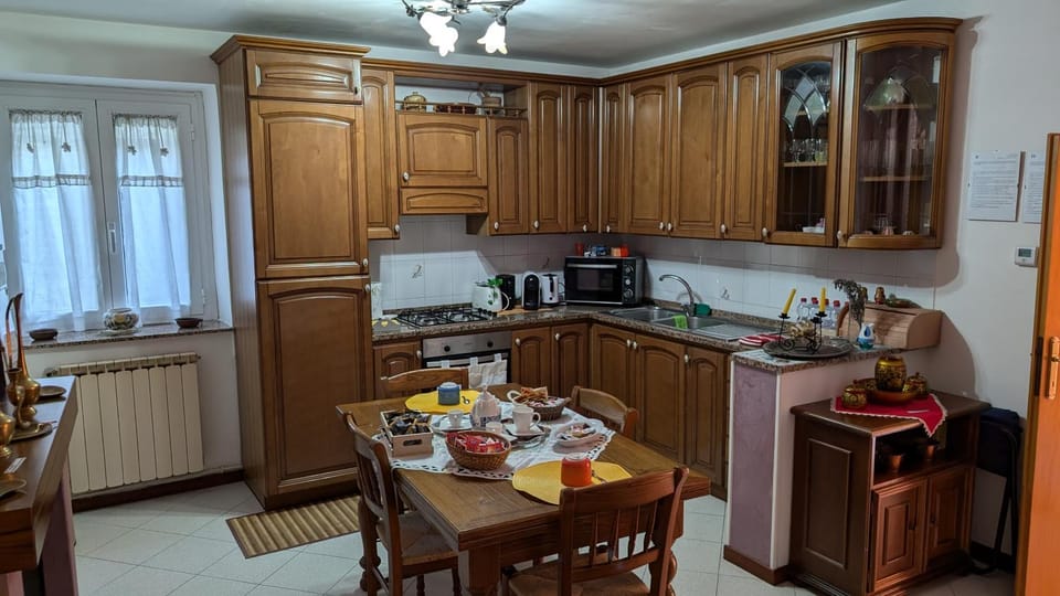 Coffee/tea facilities, Kitchen or kitchenette, Dining area, oven, stove, toaster