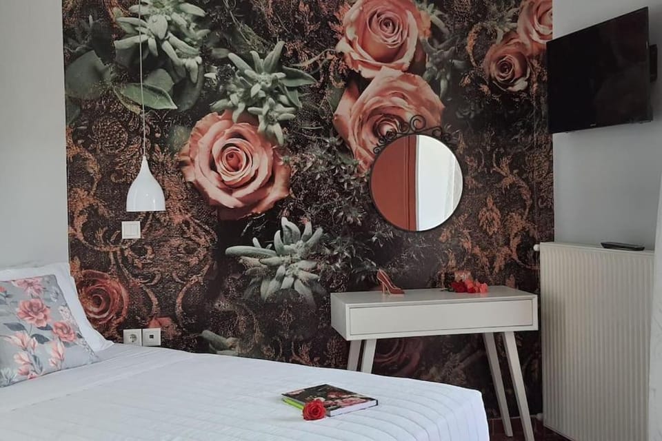 Bed, TV and multimedia, Bedroom