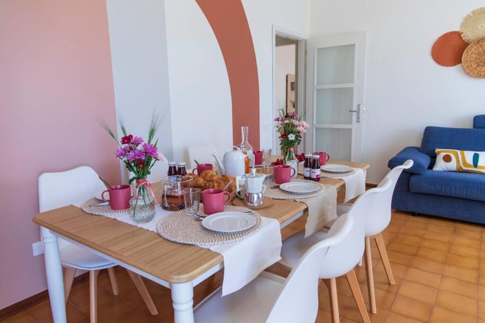Food and drinks, Seating area, Dining area