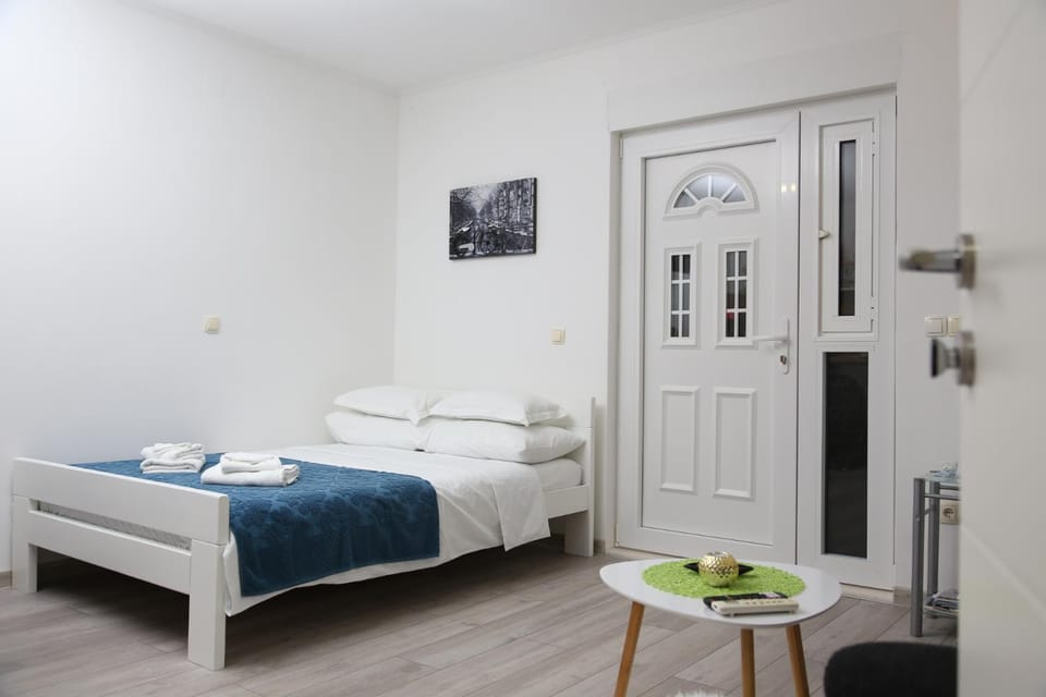 Bed, Bedroom, towels
