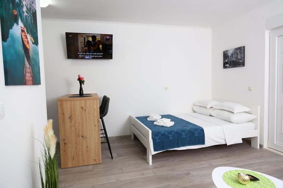Bed, TV and multimedia, towels