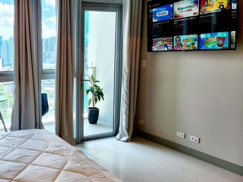 Bed, TV and multimedia, View (from property/room), View (from property/room), Other, Photo of the whole room, Bedroom, Guests, City view, City view, Street view, Entertainment, locker