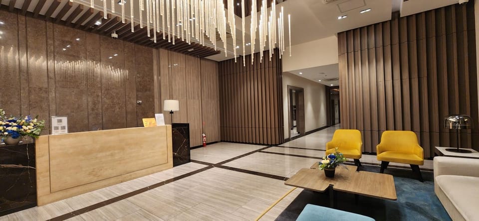 Communal lounge/ TV room, Living room, Lobby or reception, Lounge or bar, Seating area, elevator