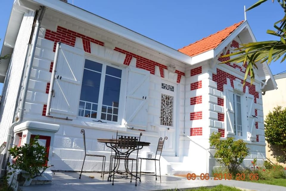 Adorable petite Arcachonnaise Port de Larros House in Gujan-Mestras