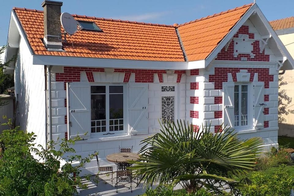 Adorable petite Arcachonnaise Port de Larros House in Gujan-Mestras