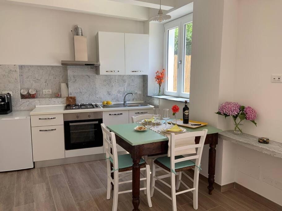 Kitchen or kitchenette, Dining area, pet friendly