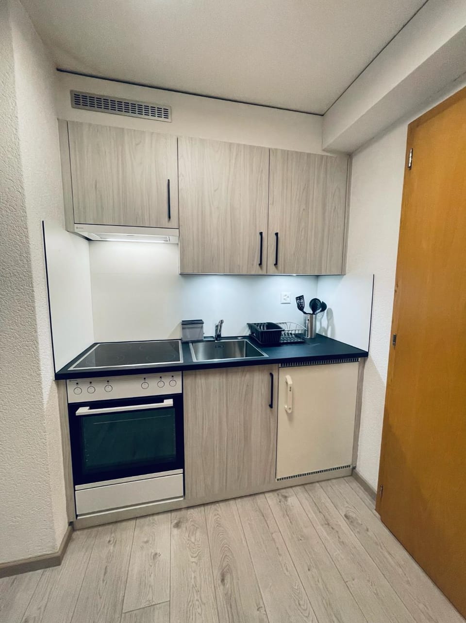 Kitchen or kitchenette, pet friendly, stove, kitchen