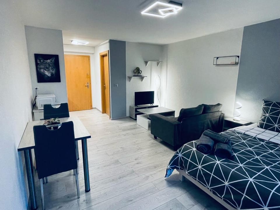 TV and multimedia, Living room, Photo of the whole room, Bedroom