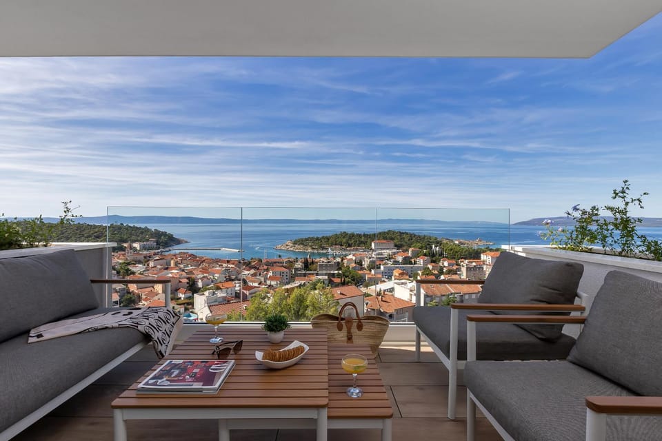 View (from property/room), Balcony/Terrace, City view, Sea view