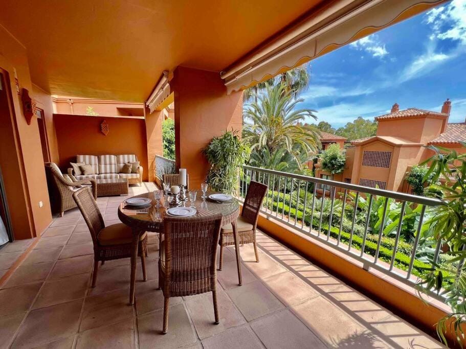 Property building, View (from property/room), Balcony/Terrace, Dining area, Garden view
