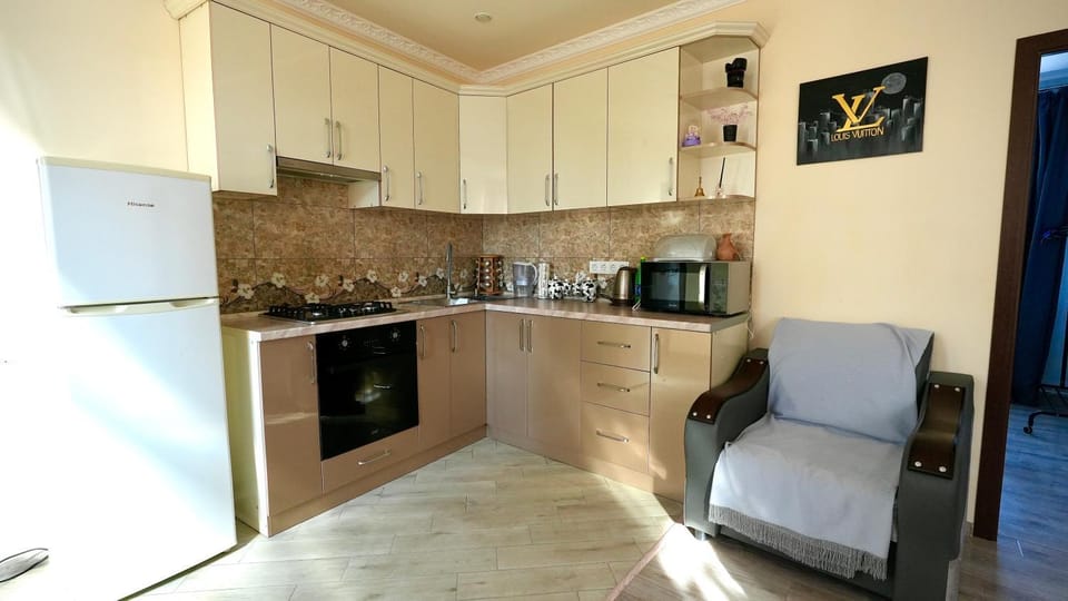 Kitchen or kitchenette, microwave, oven, kitchen