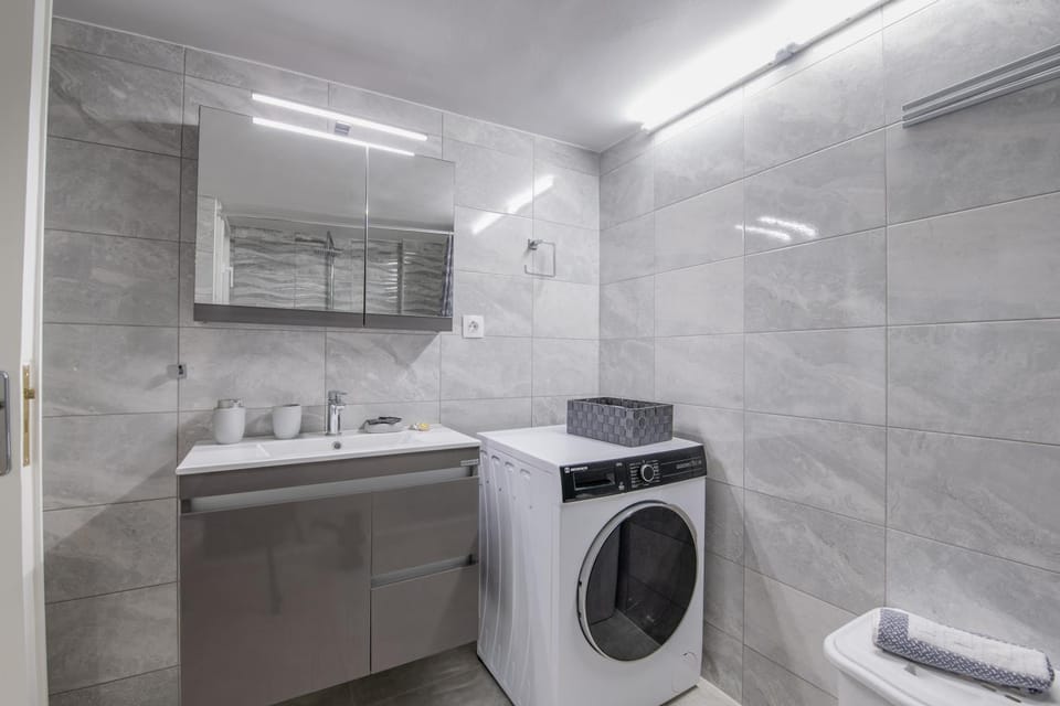 Bathroom, washing machine