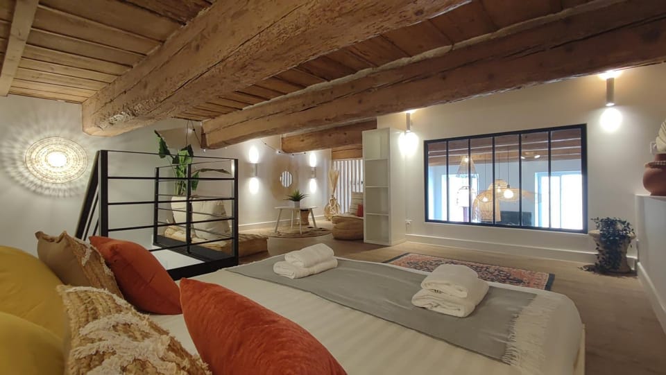Bed, Living room, Photo of the whole room, Seating area, Bedroom, towels