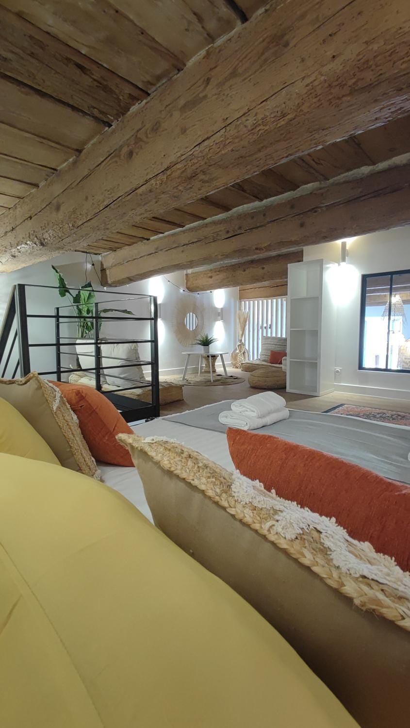 Bed, Living room, Photo of the whole room, Seating area, Bedroom
