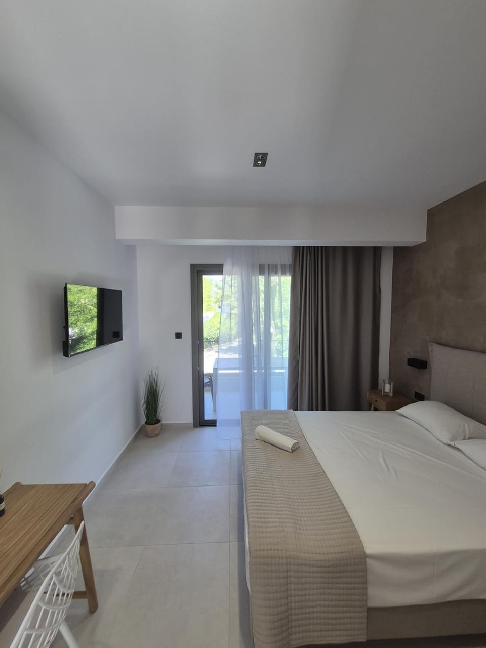 Bed, TV and multimedia, Bedroom