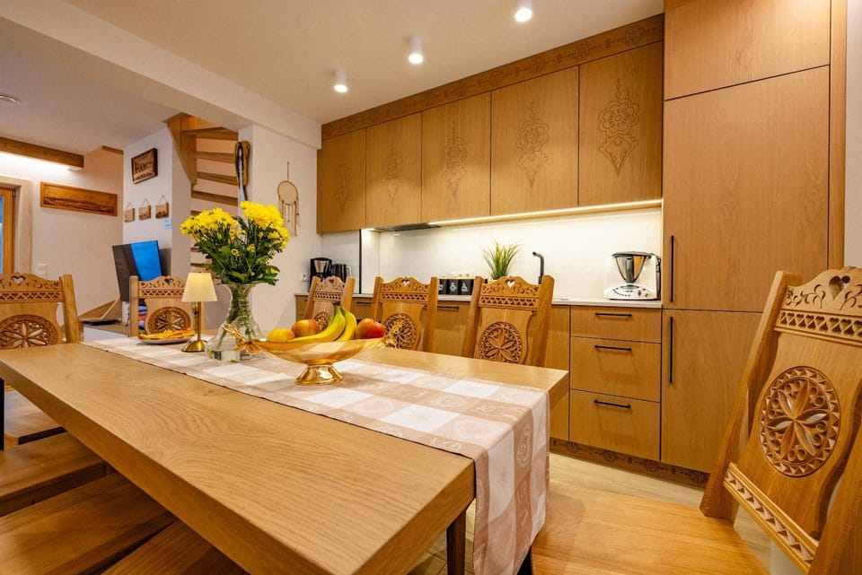 Kitchen or kitchenette, Dining area, stove