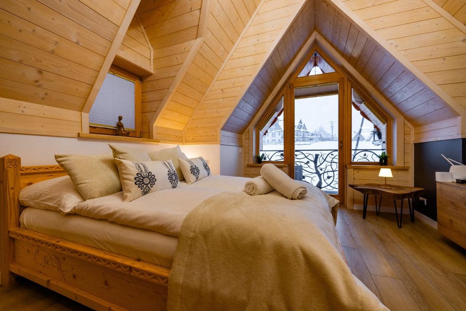 Bedroom, Mountain view