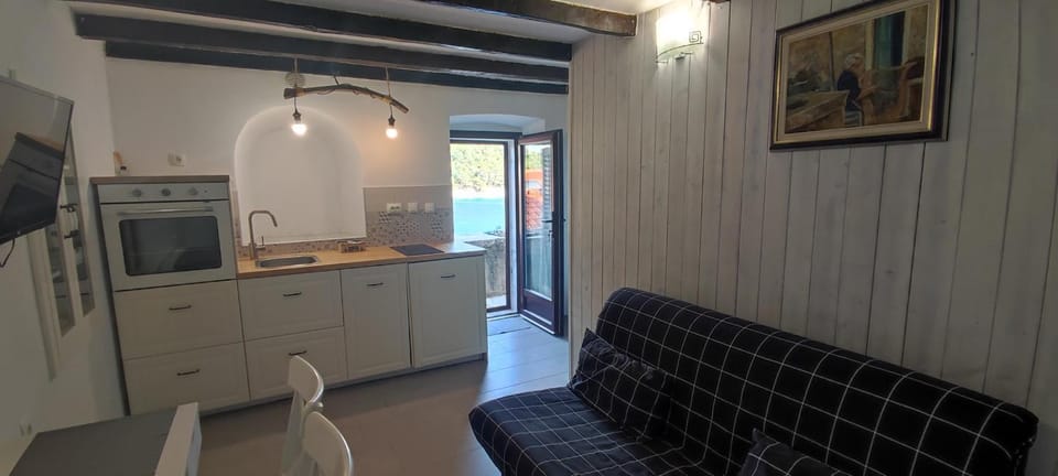 Kitchen or kitchenette, pet friendly, stove