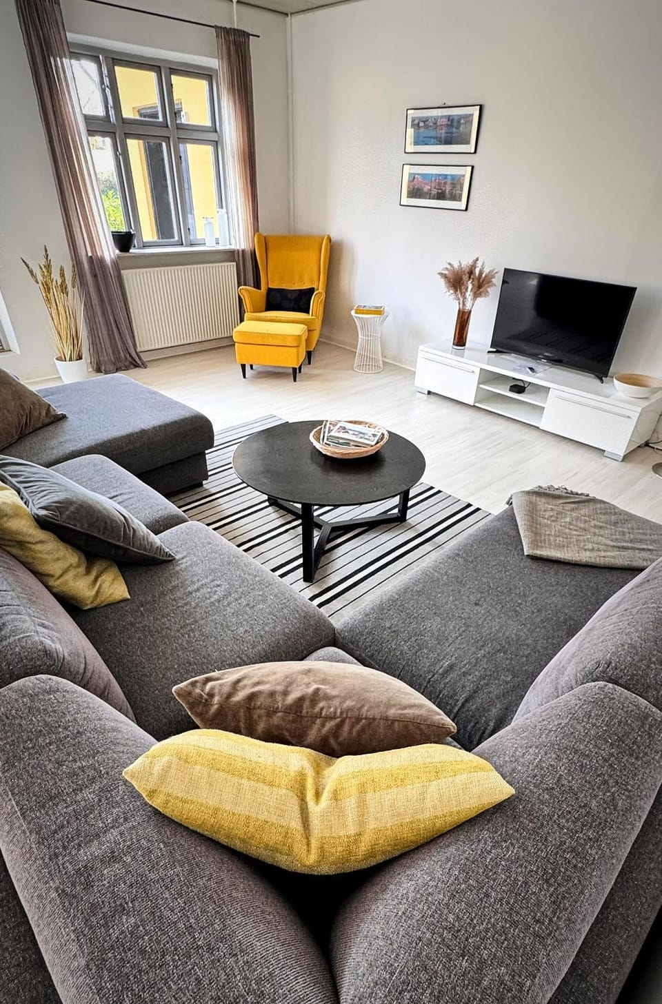 TV and multimedia, Living room, Seating area