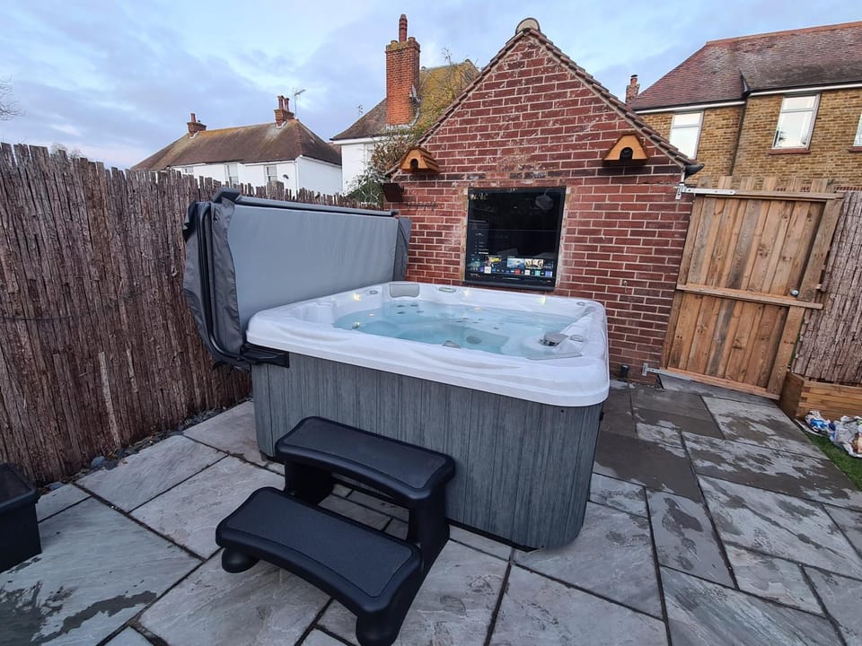 Caban Cwtch - Log fire, pool table, hot tub cinema Chalet in Margate