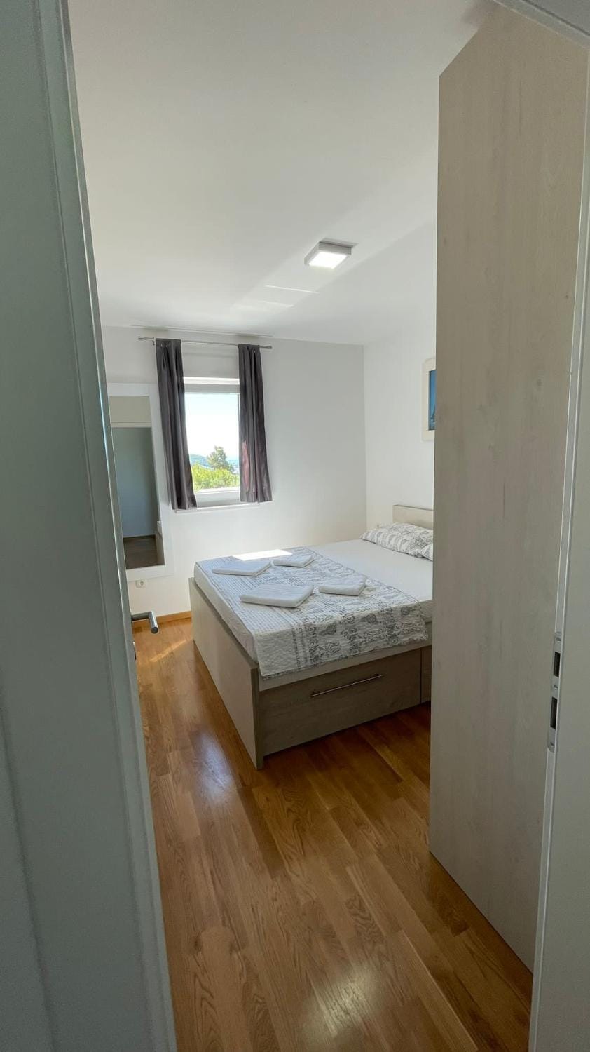 Bed, TV and multimedia, Bedroom, towels, wardrobe