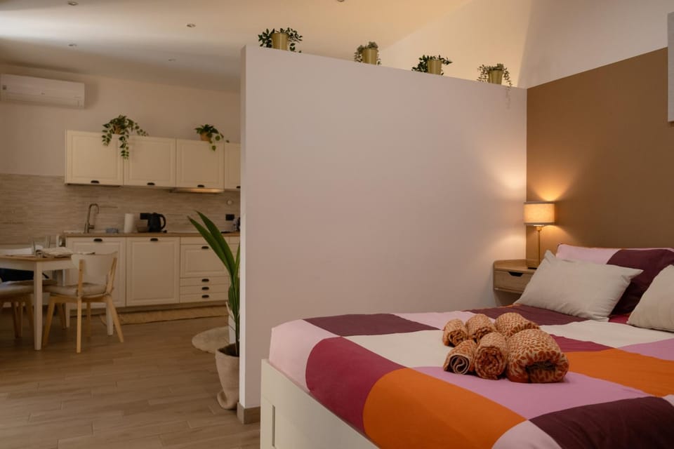 Bed, Kitchen or kitchenette, Living room, Photo of the whole room, Seating area, Dining area, Bedroom, air conditioner