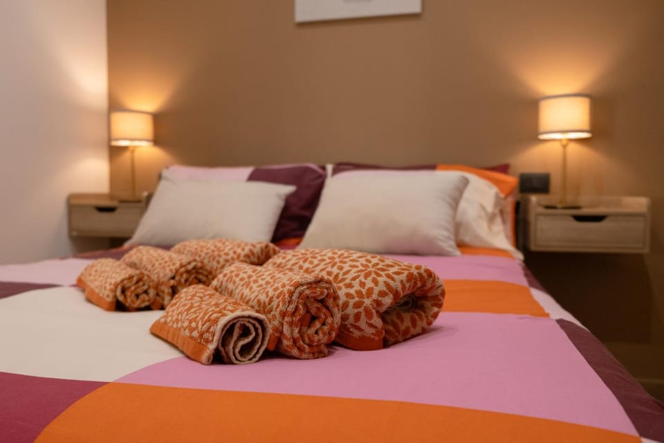 Bed, Photo of the whole room, Bedroom, towels