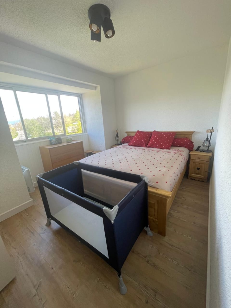Photo of the whole room, Bedroom