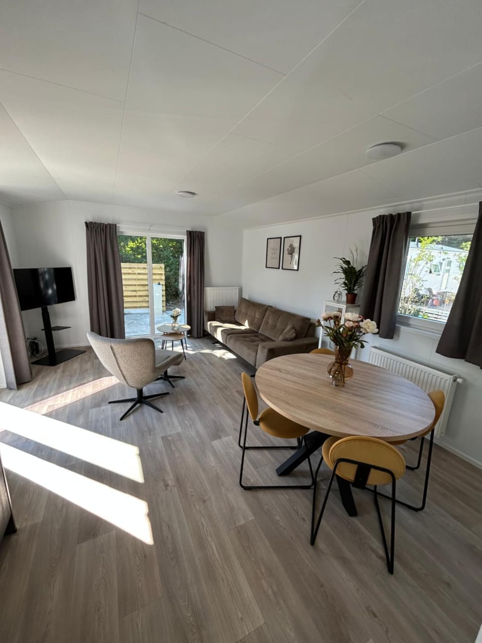 Living room, Seating area, Dining area