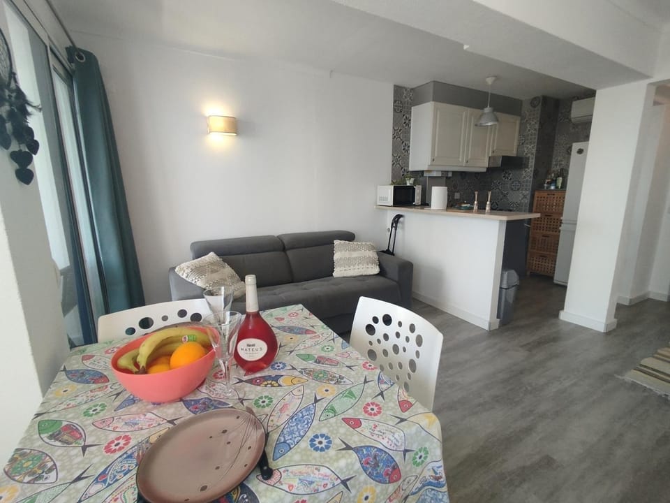 Kitchen or kitchenette, Food and drinks