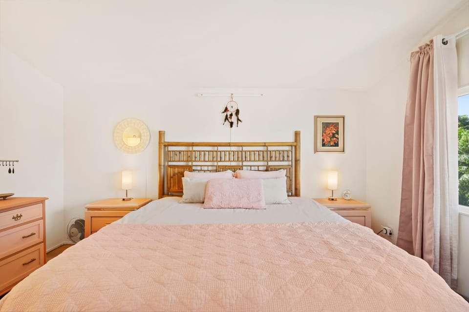 Joshua Tree Sunrises and Sunsets, Hot tub, Star Gazing, Pet Friendly House in Southern California