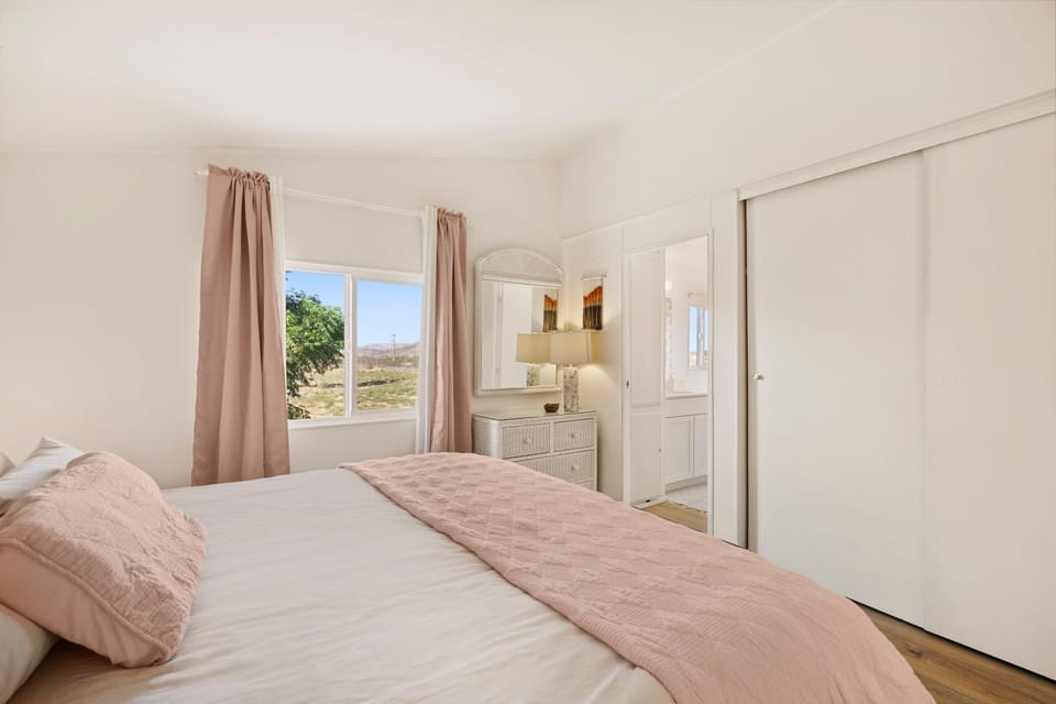 Joshua Tree Sunrises and Sunsets, Hot tub, Star Gazing, Pet Friendly House in Southern California