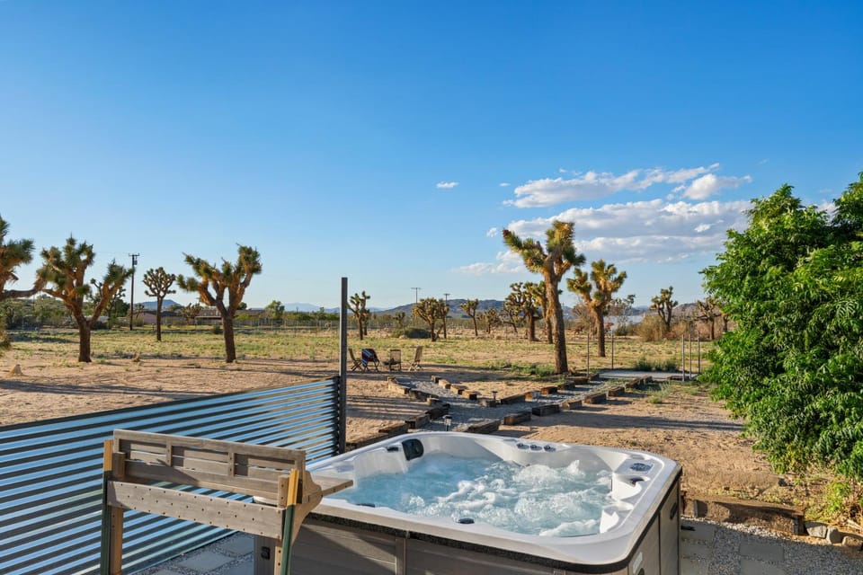 Joshua Tree Sunrises and Sunsets, Hot tub, Star Gazing, Pet Friendly House in Southern California