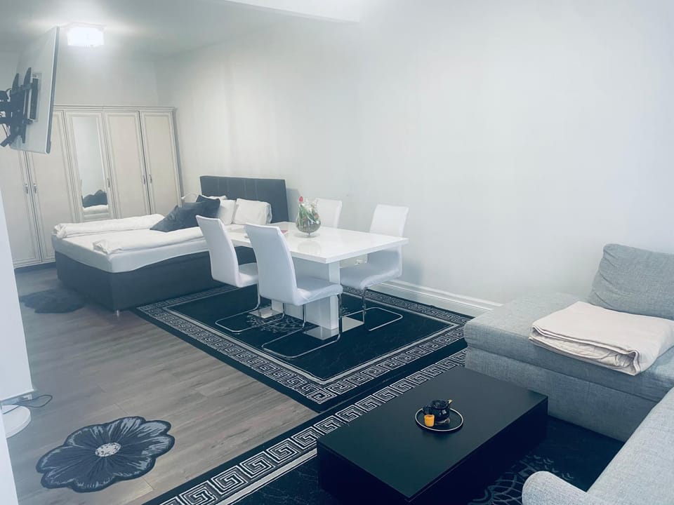 Seating area, Dining area