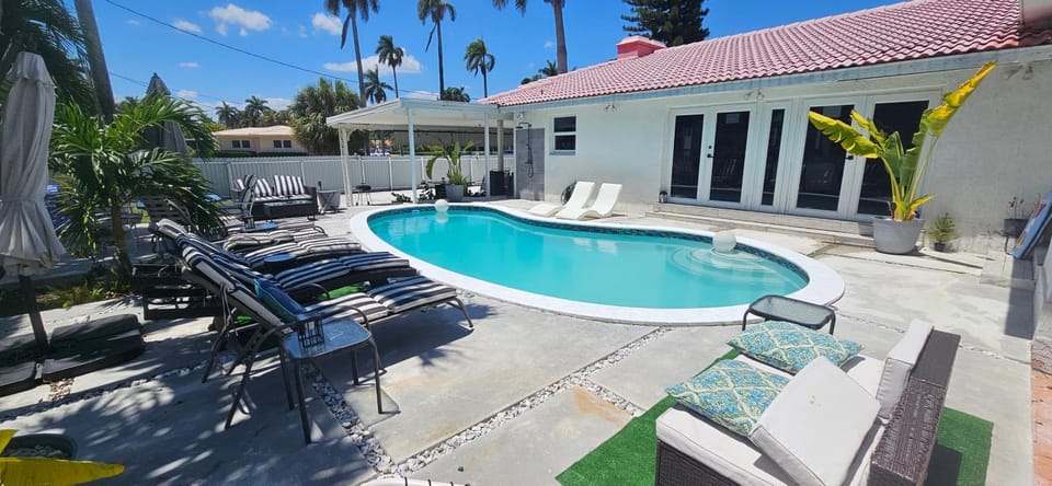 Grand Pool 4 BEDS 4 BATHS Villa Close to Beach! Villa in Hollywood