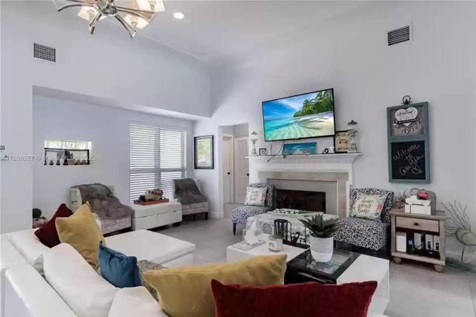 Grand Pool 4 BEDS 4 BATHS Villa Close to Beach! Villa in Hollywood