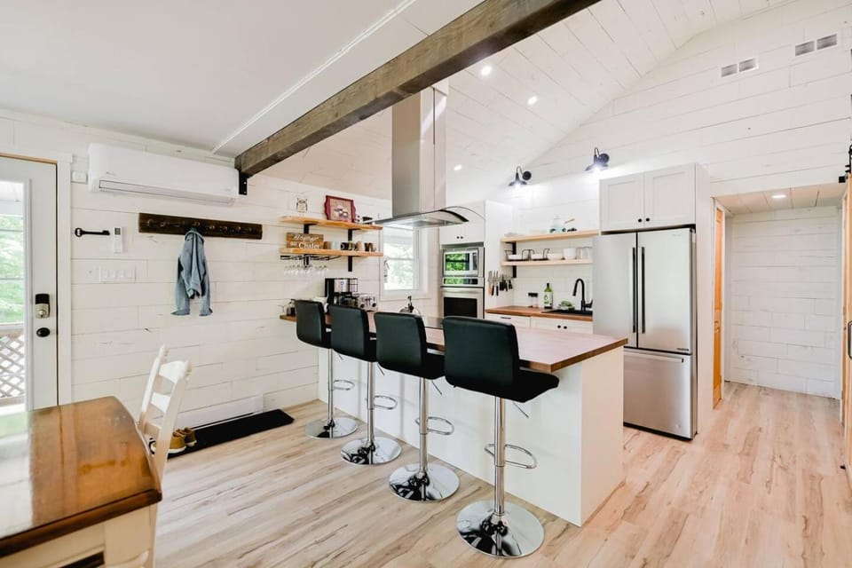 Kitchen or kitchenette, Dining area, stove