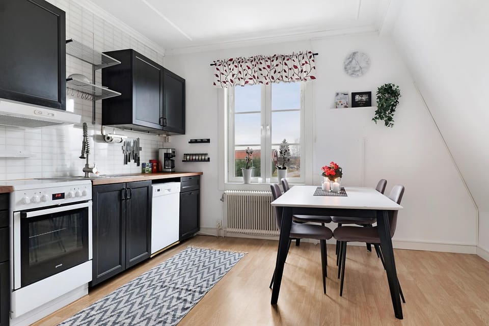 Kitchen or kitchenette, Dining area, dishwasher, stove
