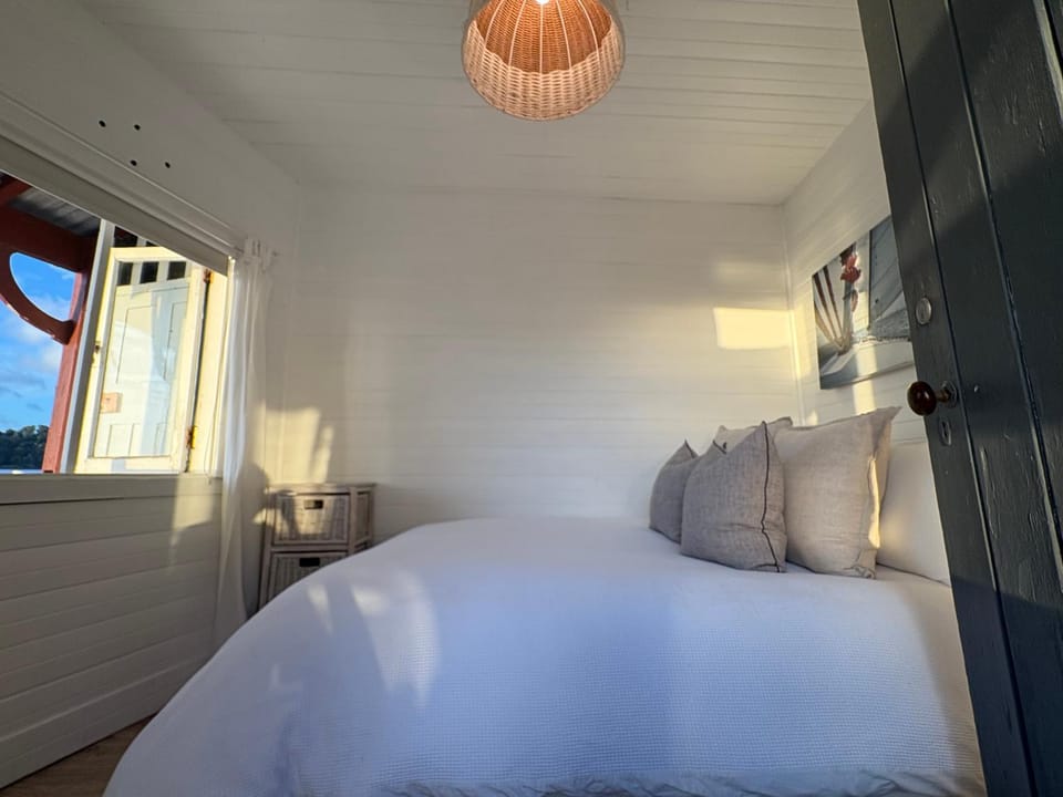 Sydney Harbourfront Boathouse and Studio Escape Apartment in Sydney